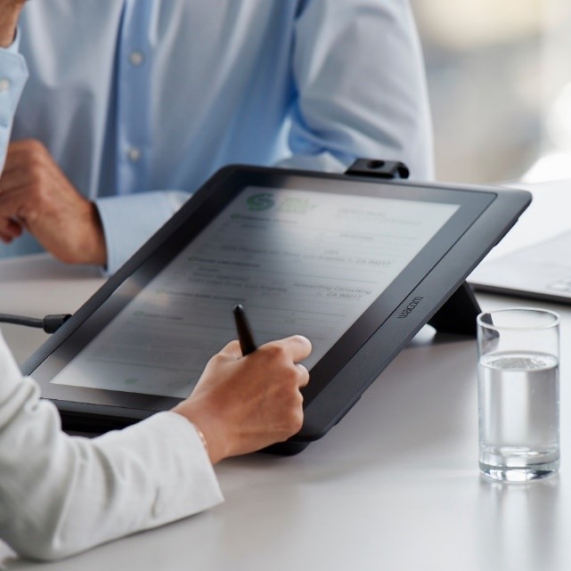 A device and a pen that has signed a document like an electronic signature