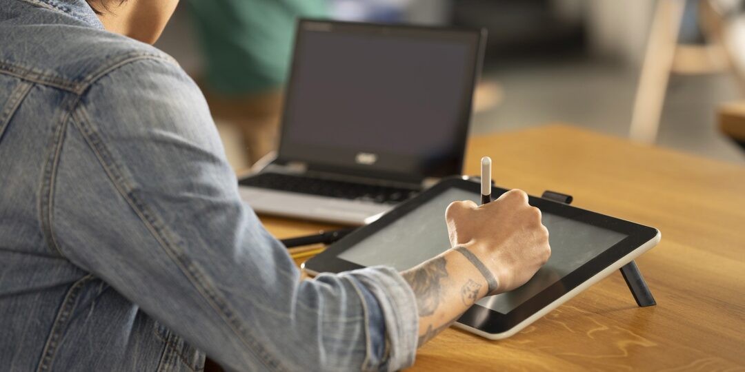 How educator Joel Feenstra uses the Wacom One while back in the classroom