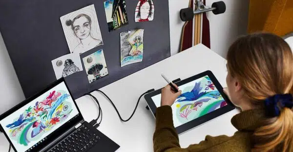 Wacom One pen display et Chromebook sur un bureau.