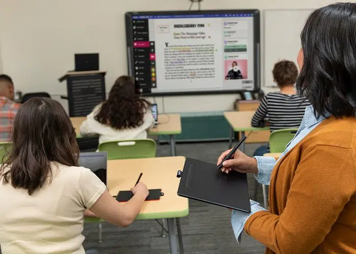 Profesor con pen tablet inalámbrica Wacom Intuos