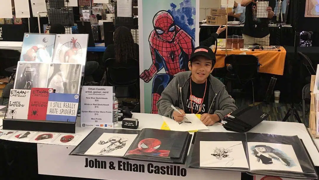 El joven Ethan en una convención de cómics