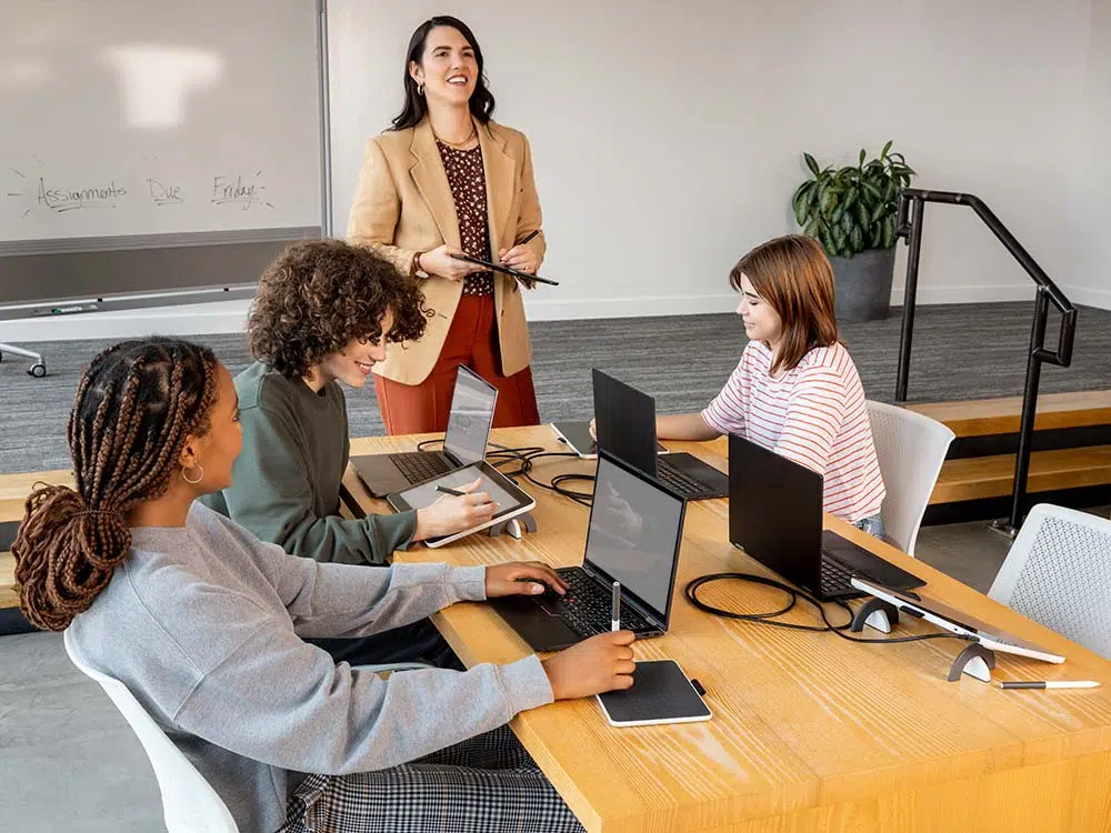 Enseignant et étudiants Wacom Une salle de classe