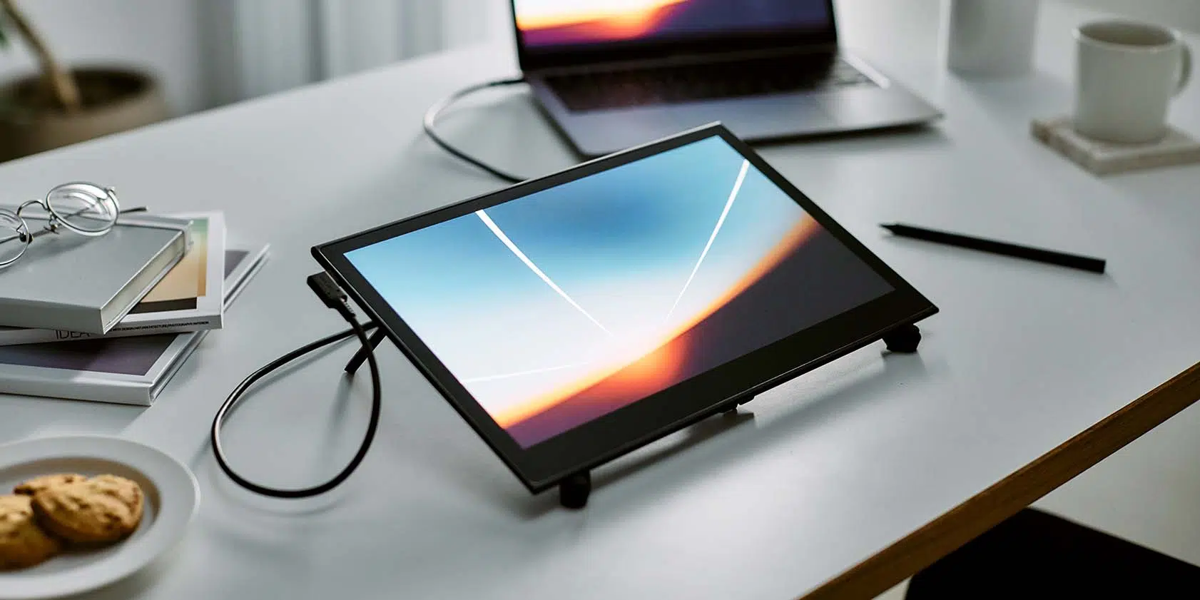 Wacom Movink sobre a mesa com laptop e outros itens