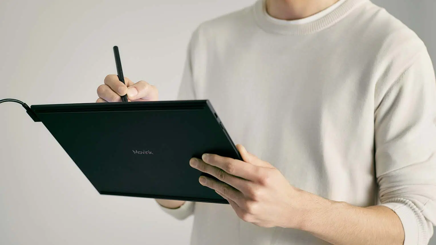 Wacom Movink espalda de pie sostenida en la mano