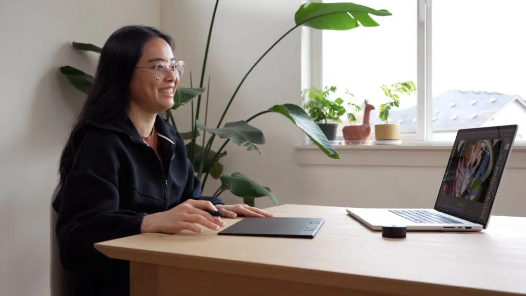 Joyce Liu avec une tablette d'édition Wacom Intuos Pro