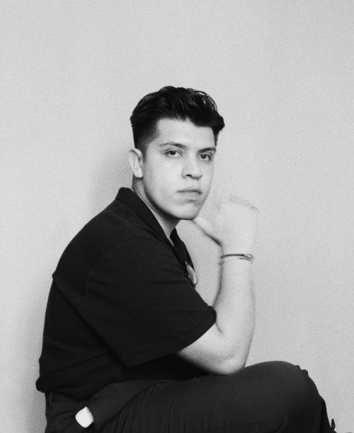 El diseñador gráfico Kevin Cortez habla de cómo su identidad queer se refleja en su trabajo, de por qué prefiere un trabajo estable y del poder de la comunidad 3 Kevin Cortez Headshot